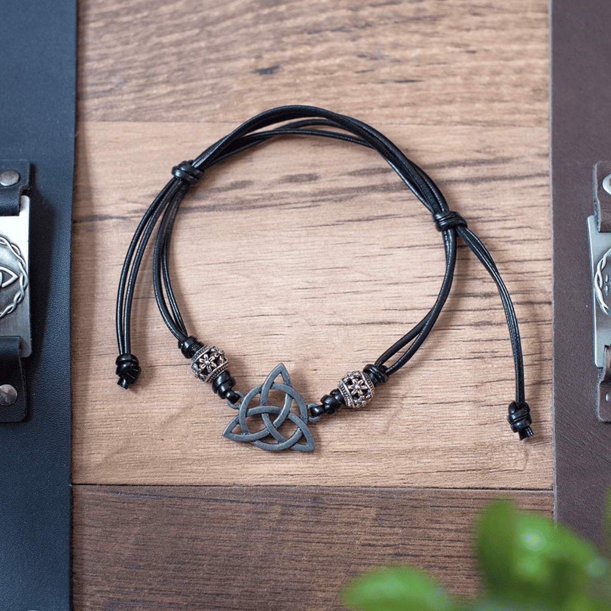 Pulseira Black Celtic Triquetra Knot