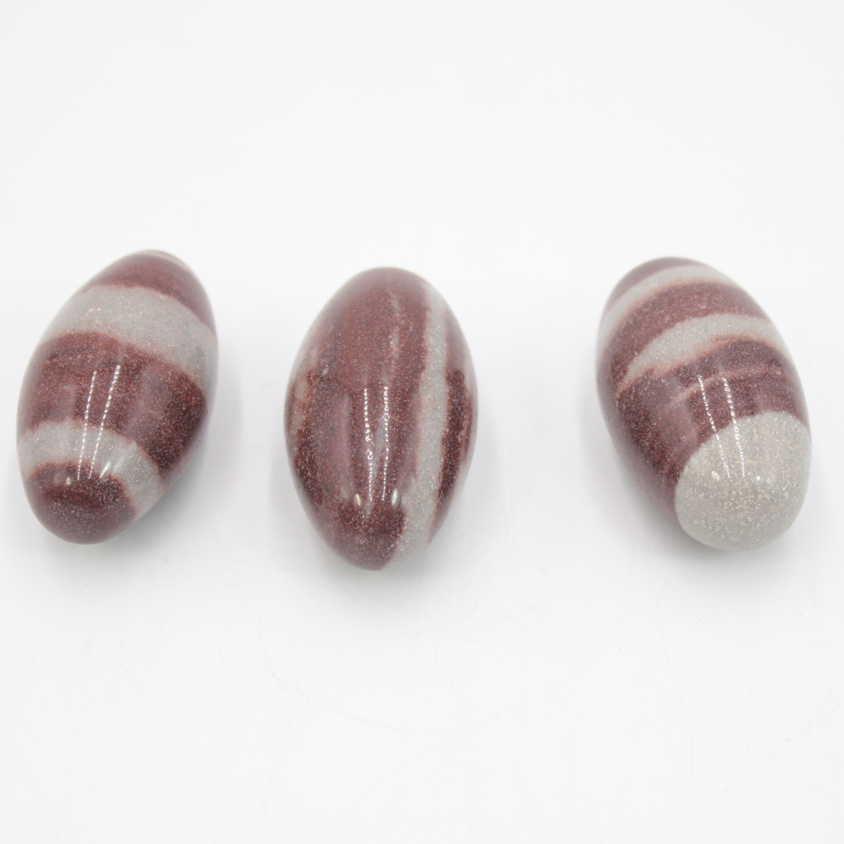 Shiva Linga: - Shiva Linga é uma pedra sagrada da religião Hindu; - Ajuda no autoconhecimento; - Incentiva o perdão; - Une os opostos; - Auxilia na cura de qualquer problema reprodutivo, casos de infertilidade, cólicas menstruais, impotência e outros problemas de natureza sexual; - No chakra frontal melhora a habilidade de visão, intuição e adivinhação, trazendo uma conexão direta com o Eu superior.