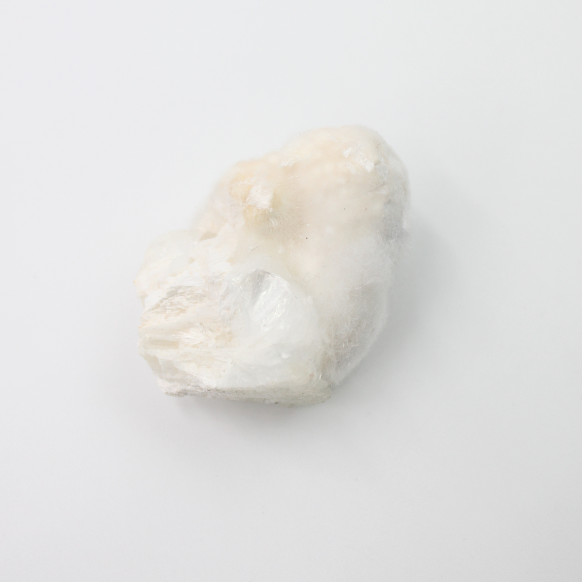 Okenite: - É uma pedra da Nova Era; - Uma pedra fibrosa que se cristaliza em forma de pêlo; - Estabelece a ligação com o Eu superior; - Ajuda na aceitação no facto de estarmos encarnados nesta vida e chama a nossa atenção para as razões que estão por trás das nossas experiências atuais; - Permite um autoperdão profundo; - Promove a conclusão de ciclos cármicos, fazendo-nos recuar a vidas passadas para que possamos nos perdoar pelos nossos erros.