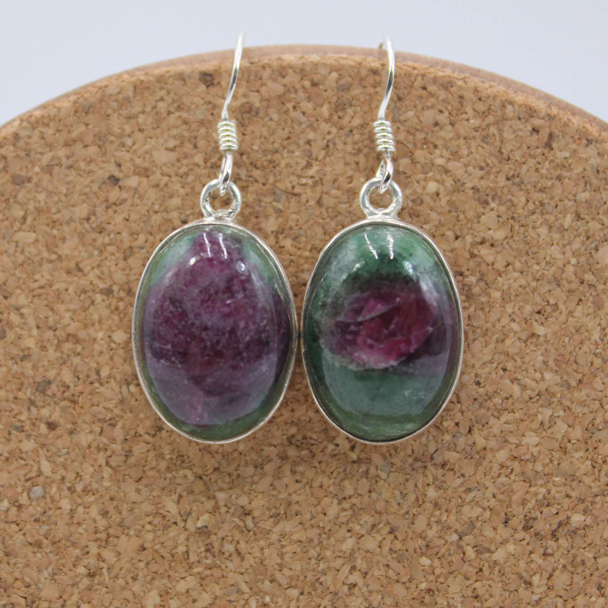 Zoisite com Rubi: A Zoisita é um cristal que nos pode ajudar a ser mais fortes, alegres e inteiros. Transmuta as energias negativas em positivas, ajudando-nos a manifestar o nosso próprio eu em vez de nos conformarmos com a norma.