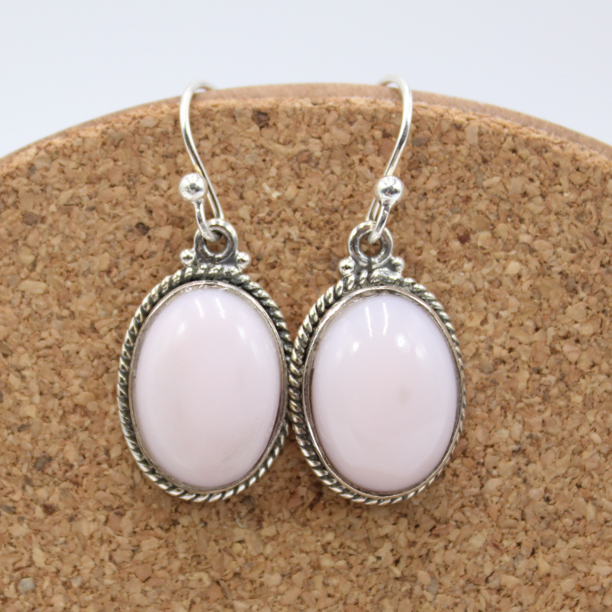 Opala Rosa: - Enche a aura de tranquilidade e de energia pacífica; - Indicada para pessoas sensíveis, pois alivia a ansiedade e estimula uma maior ligação com o eu interior; - Permite que o nosso coração volte a abrir-se ao amor, através da sua vibração; - Benéfica para o coração, sistema circulatório e intestinos.