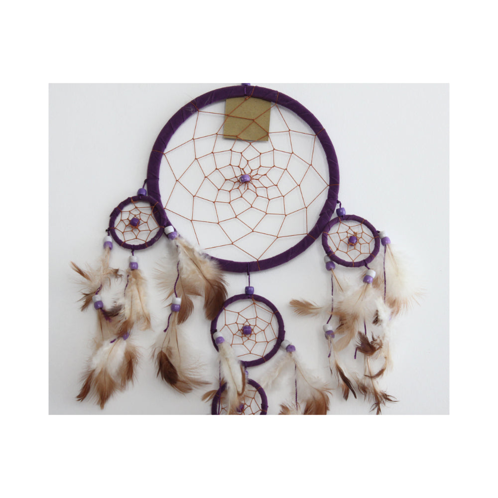 O caça sonhos é conhecido como filtros de sonhos, apanhador de sonhos, caçador de sonhos e cata-sonhos. De acordo com a cultura do povo indígena, o caça sonhos deve ser colocado num local que receba sol e/ou por cima das camas. Tem como função filtrar os sonhos maus, que ficam presos até que a luz do sol chegue e os elimine. Os sonhos bons passam tranquilamente. É um amuleto utilizado para proteção.