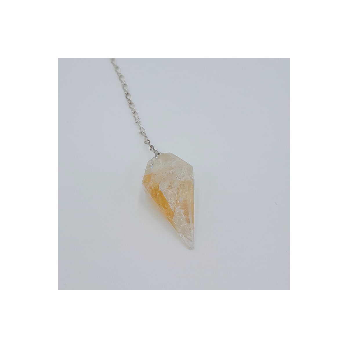 O pêndulo é uma ferramenta espiritual com a qual se pode responder a perguntas “da vida”: um pequeno peso feito de minerais naturais que reagem à energia vital do ser humano.