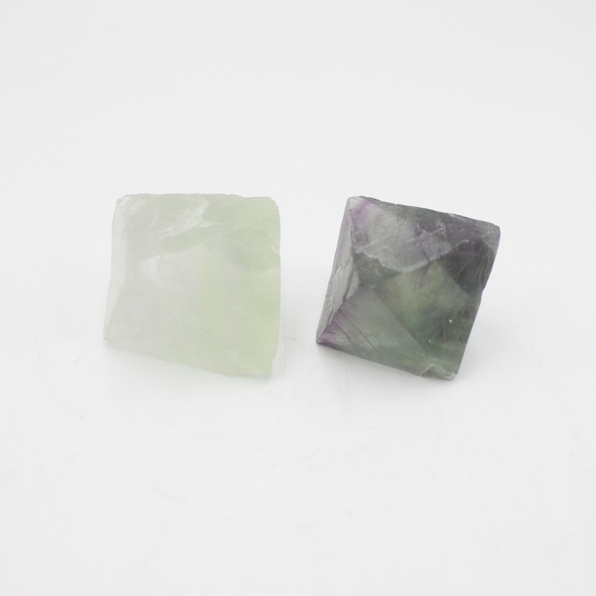 Fluorita Octaedro Esfoliado: - Transmite energia para poder estabilizar e procurar ordem entre os sistemas mental, físico, emocional e espiritual; - Ajuda a ver com clareza a realidade e verdades que se escondem por detrás das ilusões; - Usada para o tratamento de constipações, gripe, herpes, úlcera e ossos.