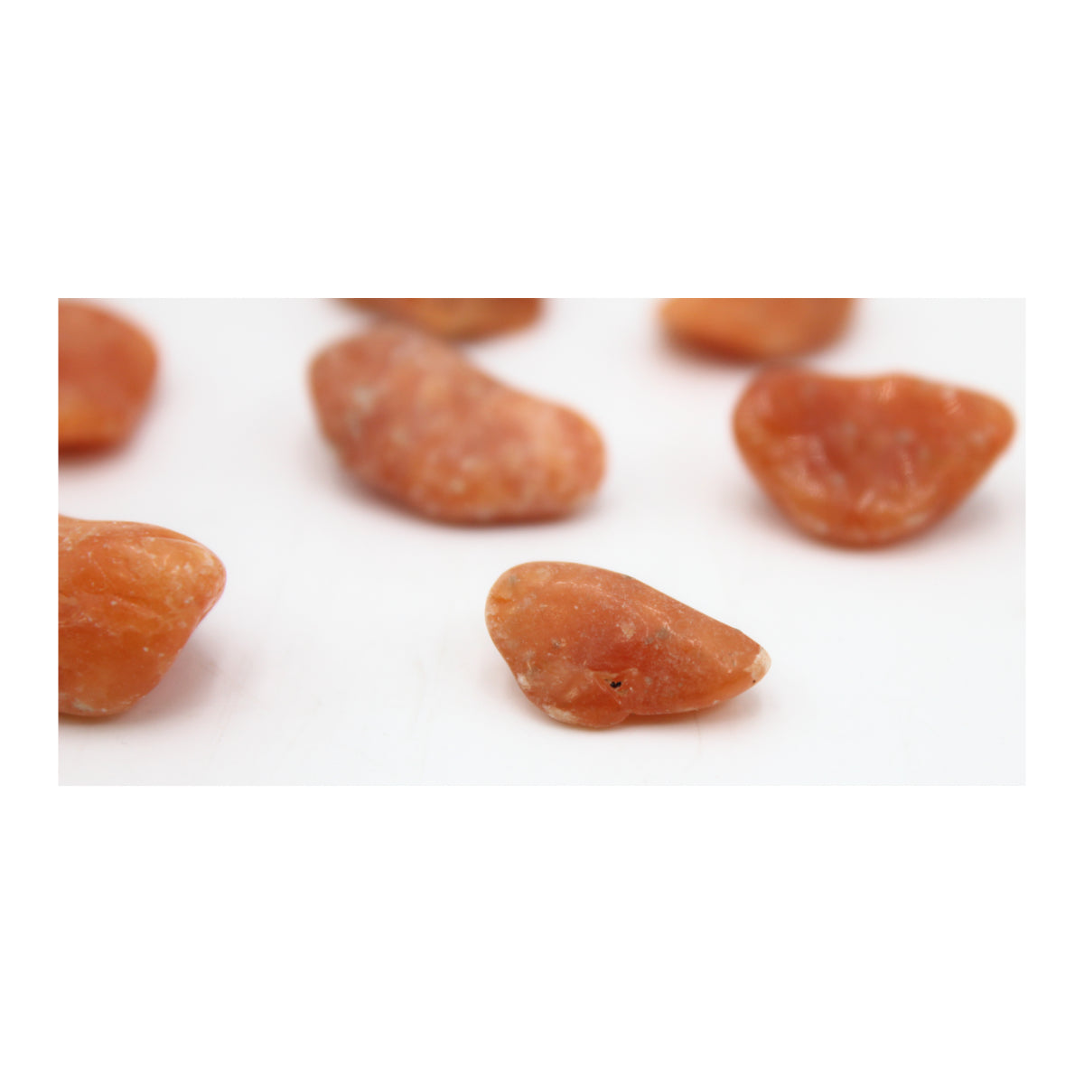 Calcite Laranja: - A calcite é um poderoso limpador de energias; - Recomenda-se tela em qualquer habitação porque permite criar um ambiente agradável e pacifico, inclusive no meio das maiores desordens emocionais; - O laranja é a cor intermedia entre o vermelho e o amarelo, pelo que simboliza o ponto de equilíbrio entre a divindade e a paixão.