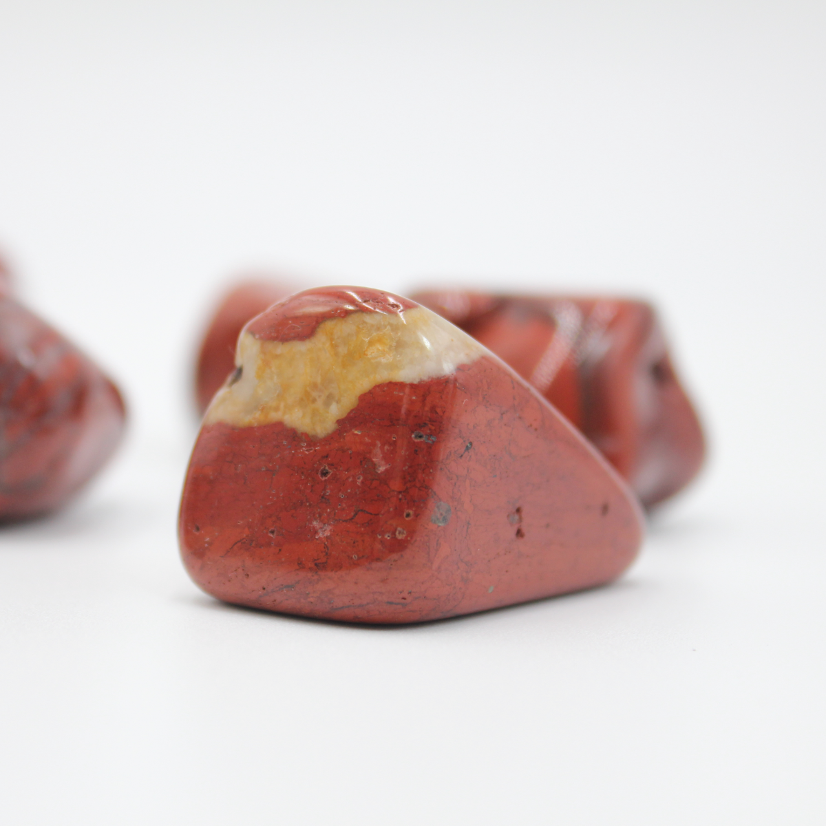 Jaspe Vermelho: - Pedra da proteção capaz de bloquear magia negra, inveja e mau olhado; - Pode ser usada para purificar e proteger a nossa casa, nomeadamente para evitar pesadelos e afastar pessoas mal intencionadas; - Ajuda a manter-nos mais calmos em situações difíceis; - Evita conflitos e afasta energias negativas.