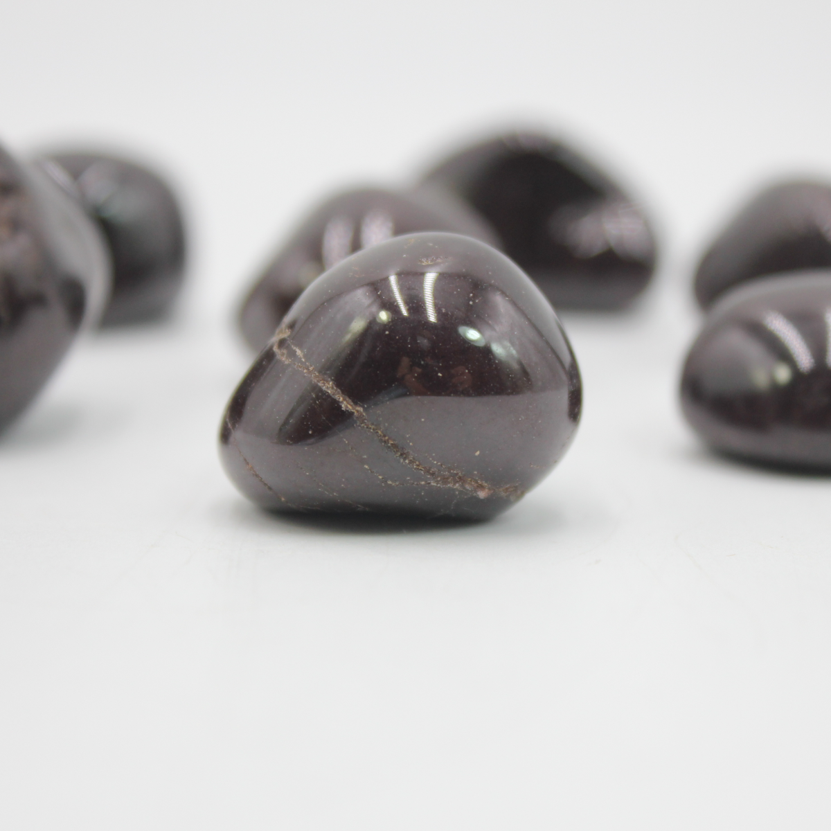 Granada: - Emocionalmente, abre o coração e dá autoconfiança (recomendada em casos de timidez e sentimentos de inferioridade); - Traz sucesso para os negócios; - Protege e reforça a amizade verdadeira; - Pedra energética que inspira amor e devoção; - Equilibra o impulso sexual e gera um equilíbrio emocional.