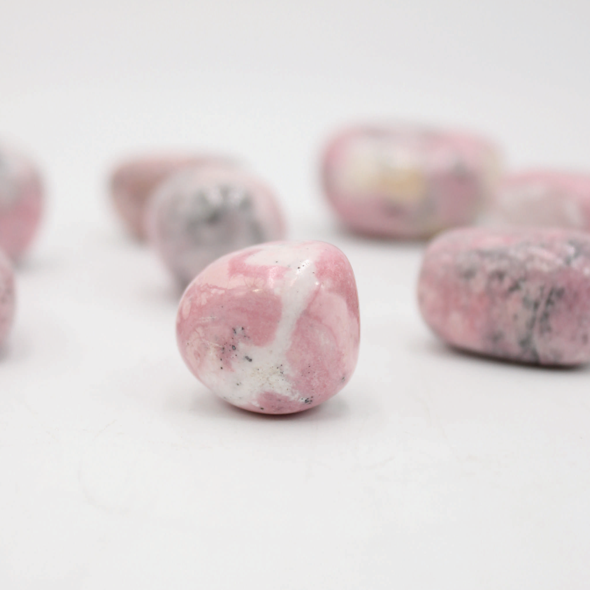 Rodonite: - Equilibrador emocional que alimenta o amor e encoraja a fraternidade humana; - Estimula, limpa e ativa o coração e o chacra cardíaco; - Equilibra os elementos ying e yang; - Limpa as feridas emocionais e as cicatrizes passado; - Ajuda a reconciliação depois de uma dor; - Equilibra e integra as energias físicas e mentais.