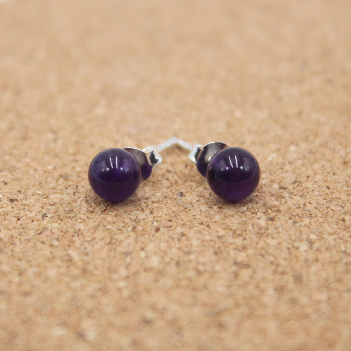 Ametista: - É considerada como um amuleto positivo. Foi pensada para ajudar a evitar os maus pensamentos. - O contacto com este mineral dá-lhe energia. É geralmente associada ao elemento Ar e por isso, será usado para tudo o que é relacionado a faculdades intelectuais. - Estabiliza a sua energia física, mental e emocional. É uma pedra de meditação e um excelente cristal que age como condutor desta energia de paz e calma para ajudar a entrar nesse estado e a manter-se nele.