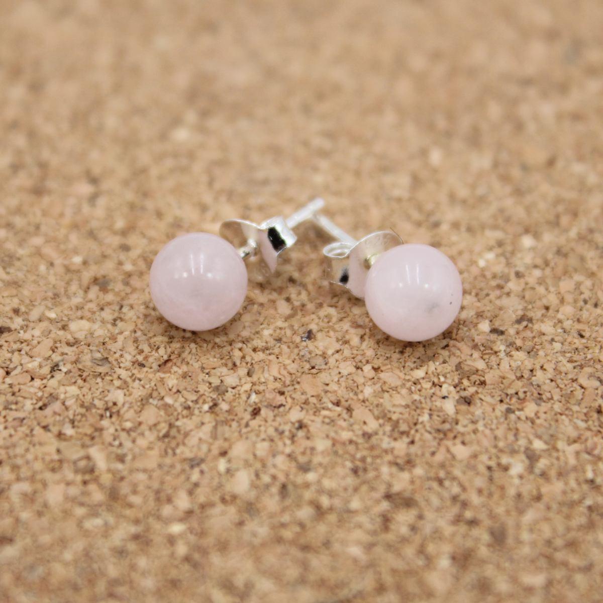 Quartzo Rosa: - Conhecido por favorecer o amor universal e o amor próprio (amarmo-nos e nutrimos); - É um mineral que permite a abertura da mente e do coração a novas ideias e caminhos; - Trabalha a autoperdão e a autoaceitação.