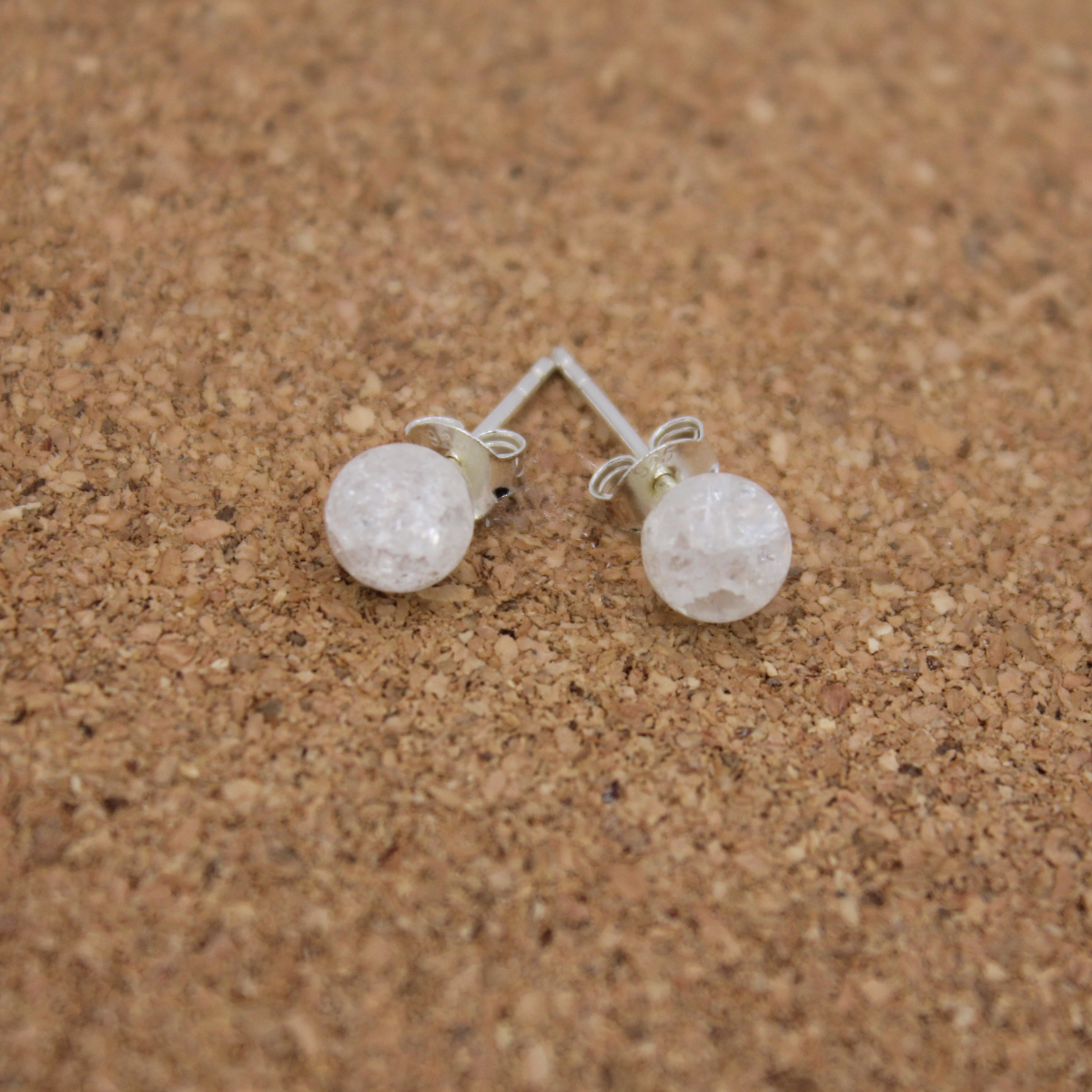 Cristal: - Cria um caminho claro de encontro entre o Ying e o Yang, colocando um equilíbrio perfeito entre as energias da Terra; - Fortalece os laços de amizade, reconhecendo os aspetos naturais de cada um fortalecendo o espírito de generosidade.