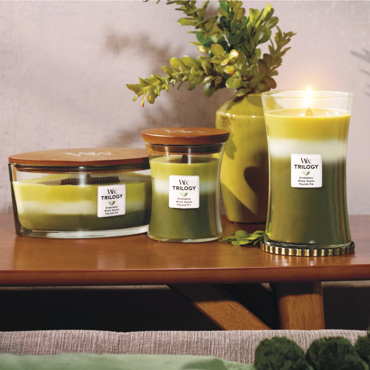 Jarro vela com a fragrância Mountain Trail Trilogy da marca Woodwick