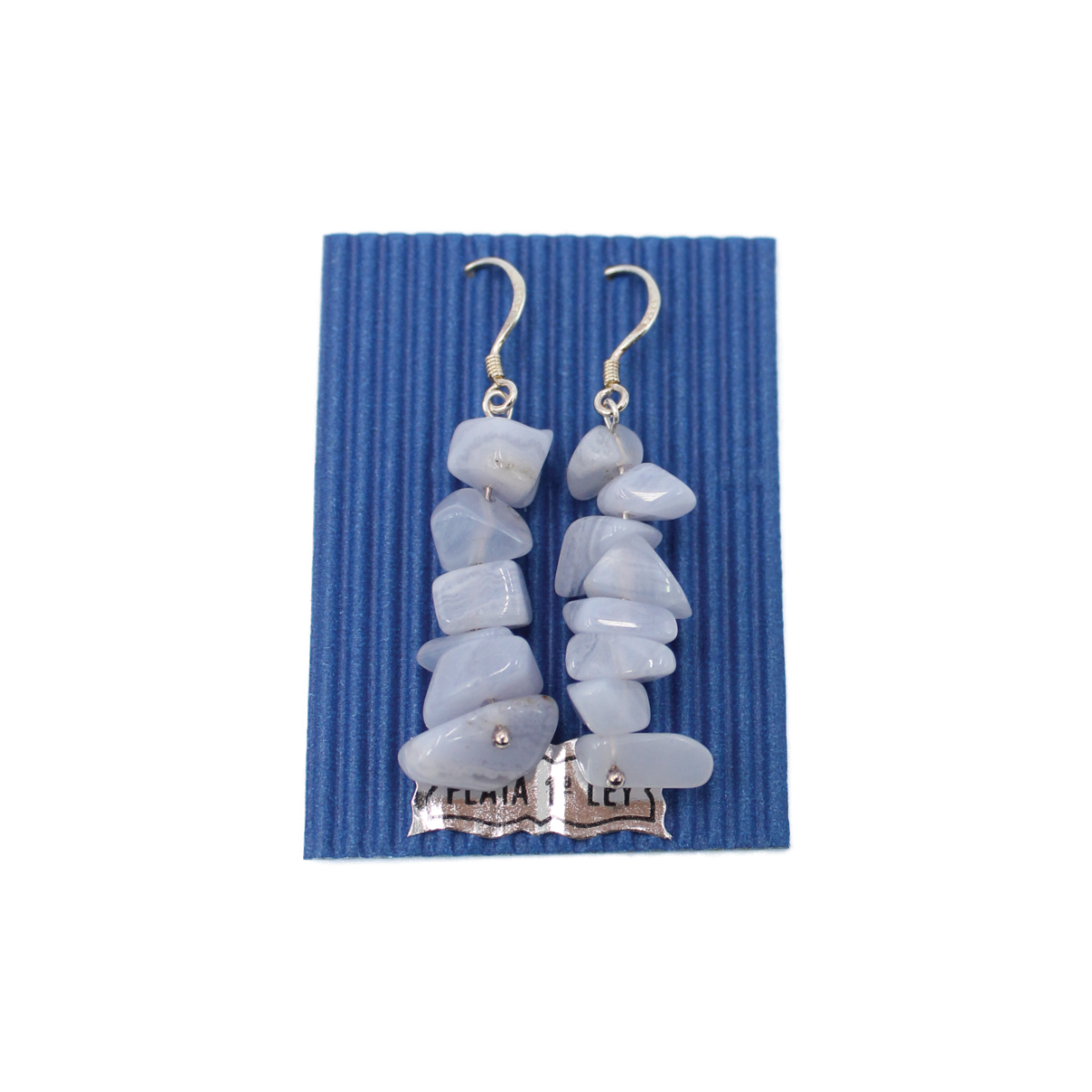 Calcedônia: - Excelente harmonizador; - Estimula a mente e abre o chacra principal; - Transforma a energia vital e física em predisposição para o amor incondicional.