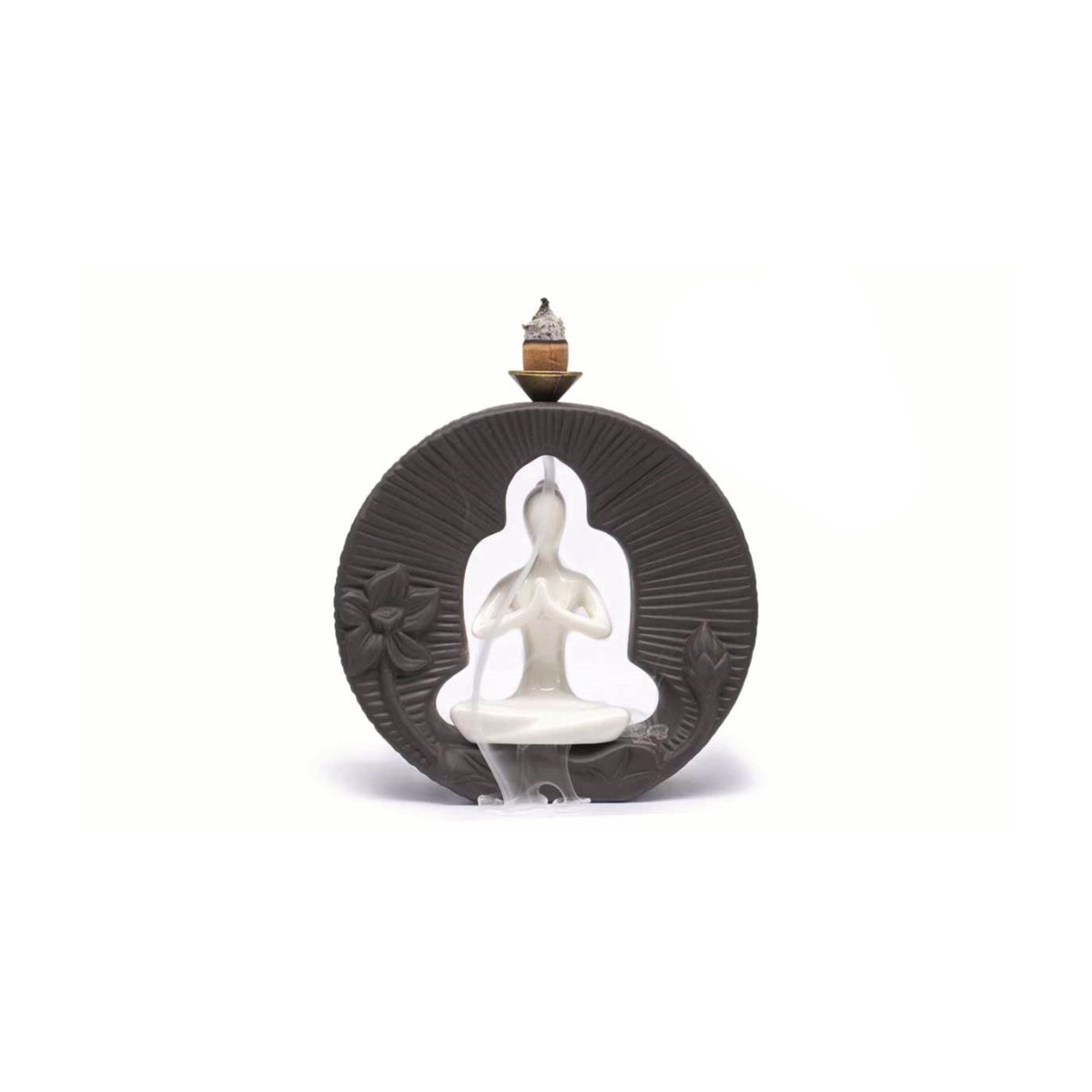 A fonte de fumo, também conhecida por queimador de refluxo, é concebida em cerâmica, criando uma cascata de fumo através do uso de incenso em forma de cone. O efeito de queda de água, no caso de fumo, é excelente para o nosso sentido de visão e para o subconsciente, que involuntariamente fica mais sereno e calmo.