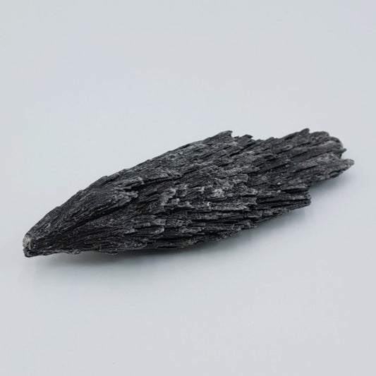 Pedra Mineral Bruta Cianita Preta (Vassoura da Bruxa) 60g