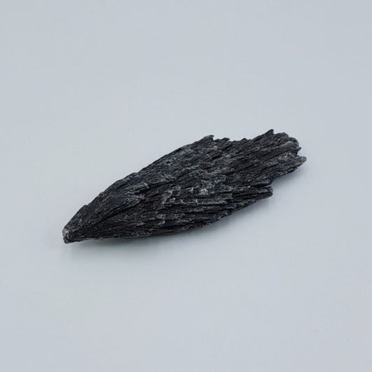Pedra Mineral Bruta Cianita Preta (Vassoura da Bruxa) 60g