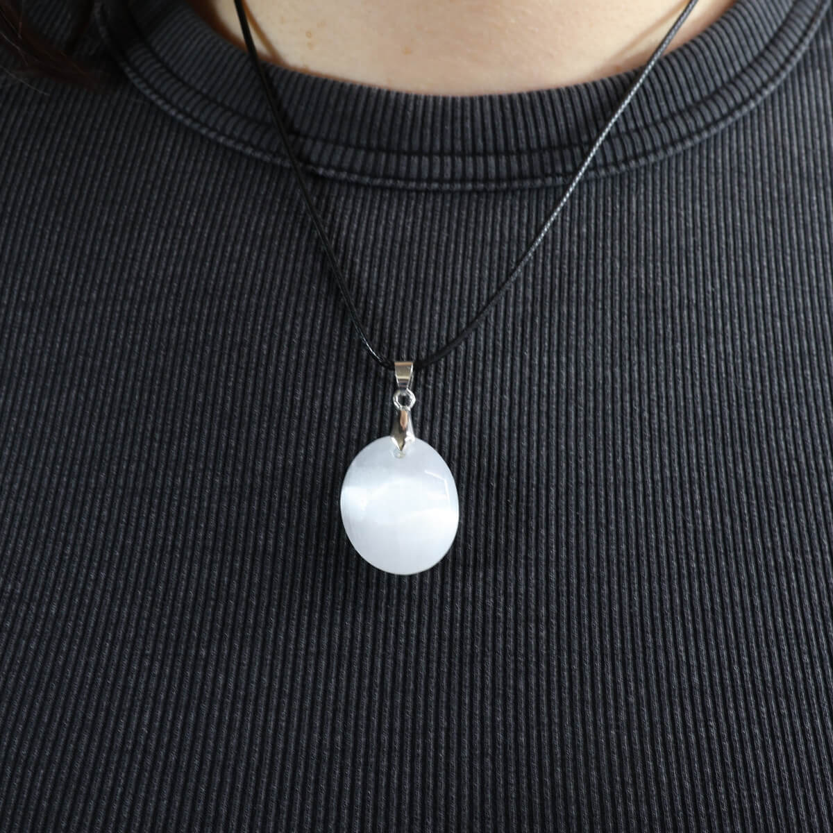 Colar com Pendente Selenite Oval 3cm