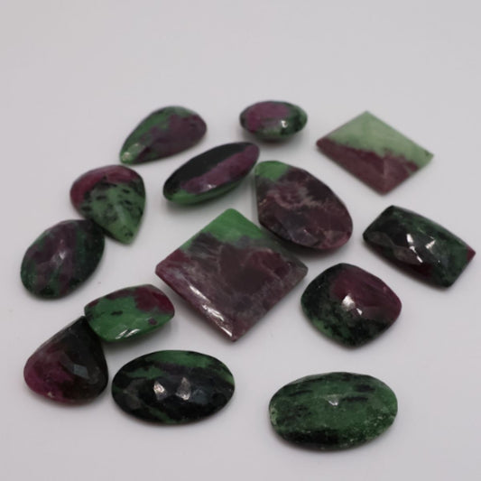 Pedra Mineral Rolada Zoisite com Rubi