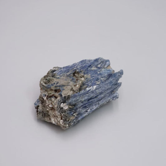 Piedra mineral en bruto cianita 375-575g
