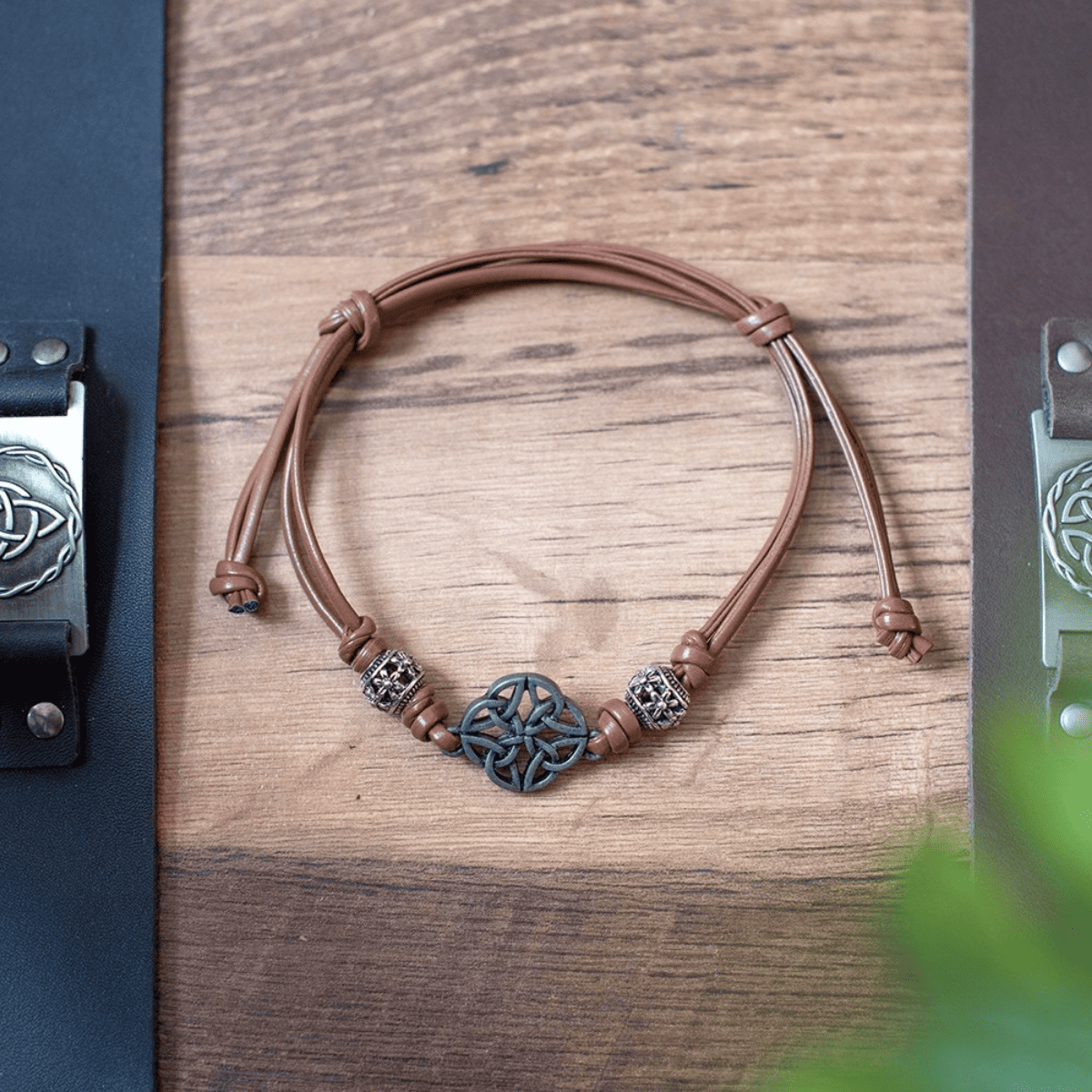 Pulseira Brown Celtic Shield Knot