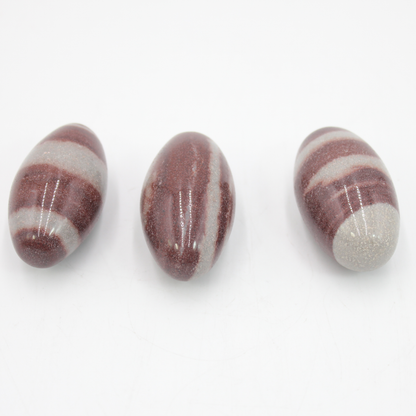Shiva Linga:  - Shiva Linga é uma pedra sagrada da religião Hindu; - Ajuda no autoconhecimento; - Incentiva o perdão; - Une os opostos; - Auxilia na cura de qualquer problema reprodutivo, casos de infertilidade, cólicas menstruais, impotência e outros problemas de natureza sexual; - No chakra frontal melhora a habilidade de visão, intuição e adivinhação, trazendo uma conexão direta com o Eu superior.
