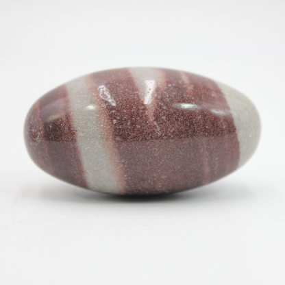 Shiva Linga:  - Shiva Linga é uma pedra sagrada da religião Hindu; - Ajuda no autoconhecimento; - Incentiva o perdão; - Une os opostos; - Auxilia na cura de qualquer problema reprodutivo, casos de infertilidade, cólicas menstruais, impotência e outros problemas de natureza sexual; - No chakra frontal melhora a habilidade de visão, intuição e adivinhação, trazendo uma conexão direta com o Eu superior.