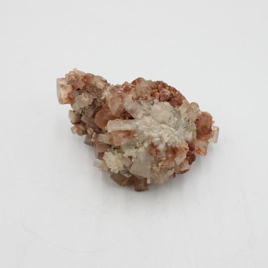 Aragonite:  - Excelente pedra de ligação à terra; - No plano psicológico, a aragonite transmite paciência e aceitação; - Ajuda na concentração, combate a raiva e tensão emocional.