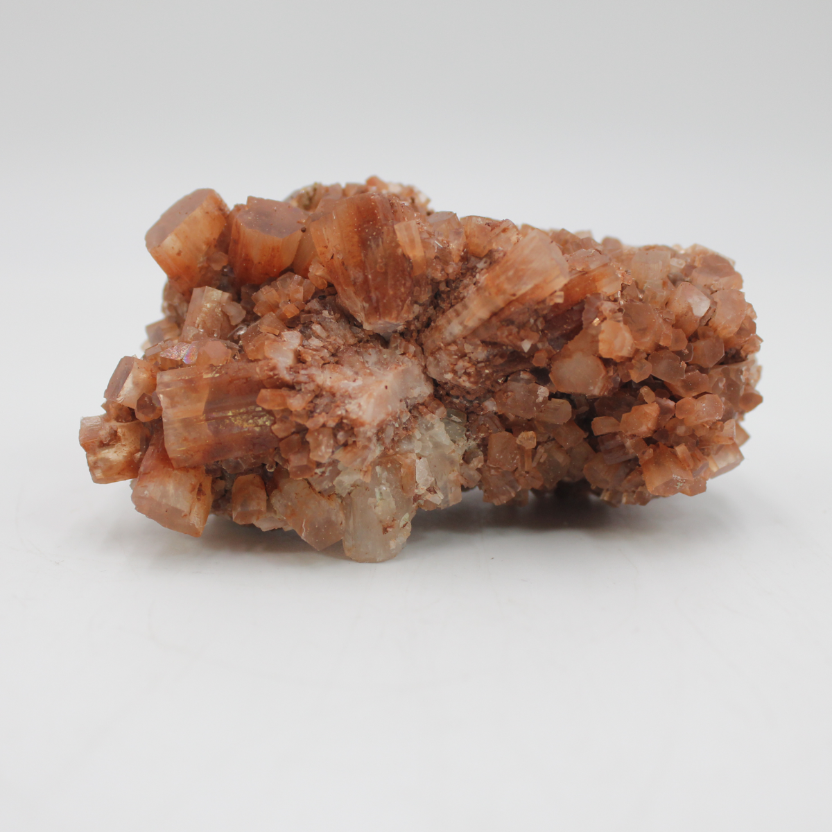 Aragonite:  - Excelente pedra de ligação à terra; - No plano psicológico, a aragonite transmite paciência e aceitação; - Ajuda na concentração, combate a raiva e tensão emocional.