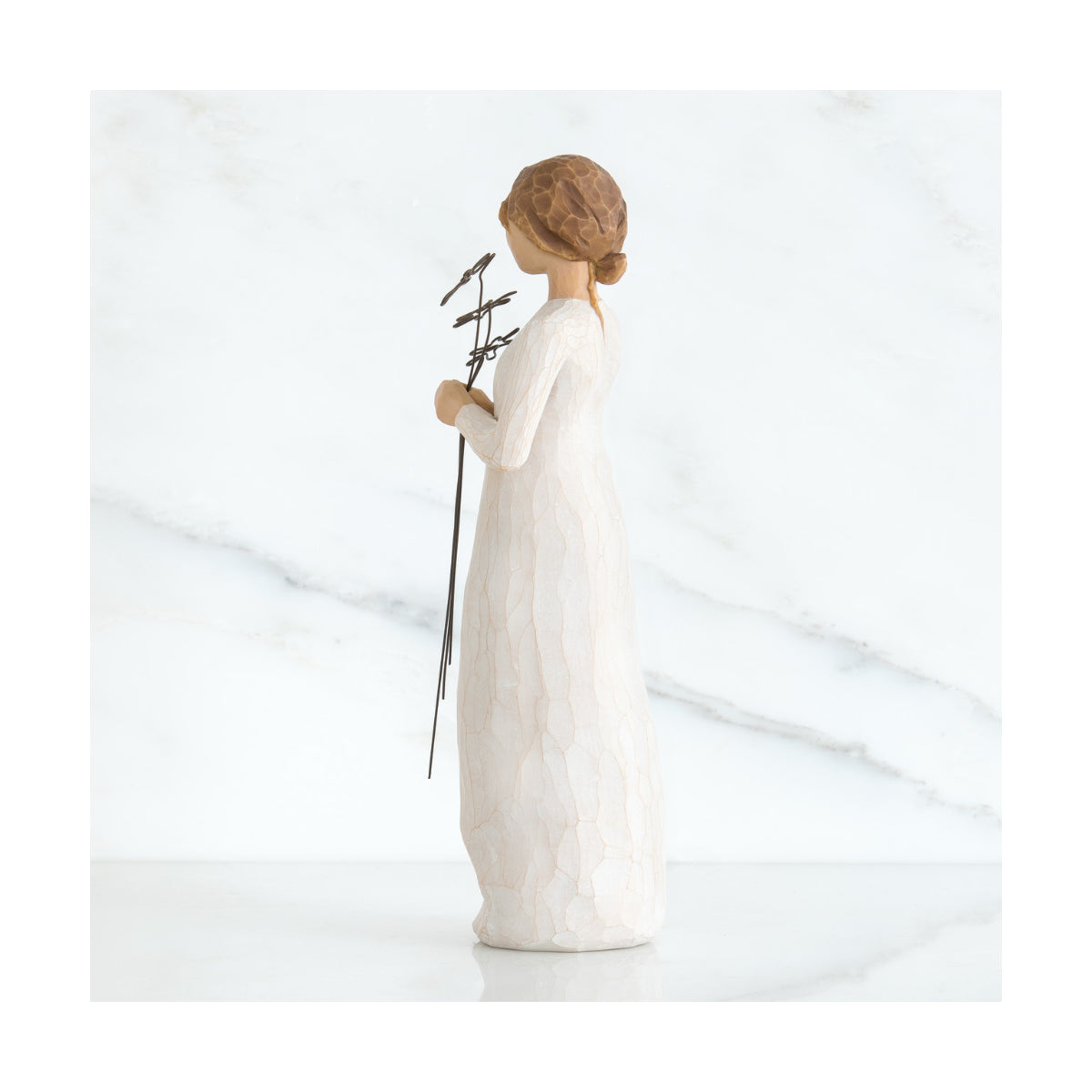 Willow Tree é uma linha íntima de estatuetas criada pela artista Susan Lordi representativas de: amor, proximidade, cura, coragem, esperança, família entre outras emoções que encontramos na vida.  Envolvida numa caixa com a mensagem: 'Estou muito grato/a pela tua amizade'.