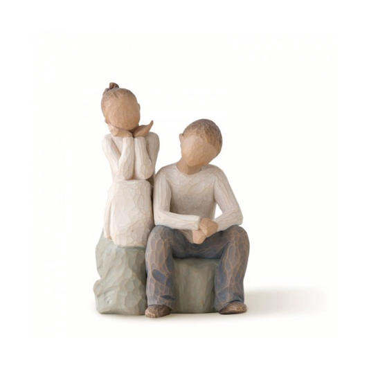Willow Tree é uma linha íntima de estatuetas criada pela artista Susan Lordi representativas de: amor, proximidade, cura, coragem, esperança, família entre outras emoções que encontramos na vida.  Envolvida numa caixa com a mensagem: 'Ao meu lado'.