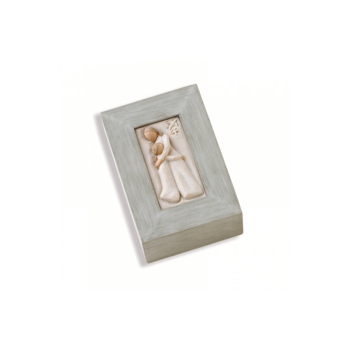 Willow Tree é uma linha íntima de estatuetas criada pela artista Susan Lordi representativas de: amor, proximidade, cura, coragem, esperança, família entre outras emoções que encontramos na vida.  Caixa decorativa ideal para guardar um objetivo sentimental ou uma prenda querida como um relógio, colar, entre outros.   Envolvida numa caixa com a mensagem: 'Proteje e valoriza; da asas para voar'.