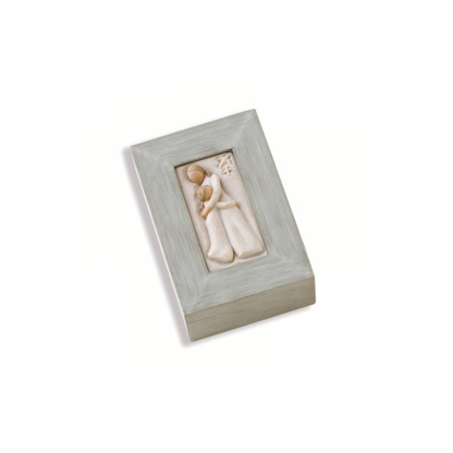 Willow Tree é uma linha íntima de estatuetas criada pela artista Susan Lordi representativas de: amor, proximidade, cura, coragem, esperança, família entre outras emoções que encontramos na vida.  Caixa decorativa ideal para guardar um objetivo sentimental ou uma prenda querida como um relógio, colar, entre outros.   Envolvida numa caixa com a mensagem: 'Proteje e valoriza; da asas para voar'.