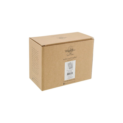 Willow Tree é uma linha íntima de estatuetas criada pela artista Susan Lordi representativas de: amor, proximidade, cura, coragem, esperança, família entre outras emoções que encontramos na vida.  Caixa decorativa ideal para guardar um objetivo sentimental ou uma prenda querida como um relógio, colar, entre outros.   Envolvida numa caixa com a mensagem: 'Proteje e valoriza; da asas para voar'.