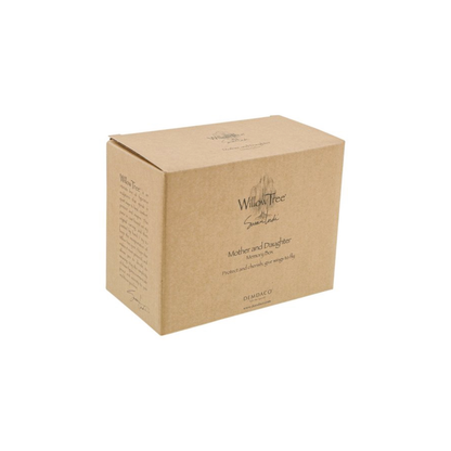 Willow Tree é uma linha íntima de estatuetas criada pela artista Susan Lordi representativas de: amor, proximidade, cura, coragem, esperança, família entre outras emoções que encontramos na vida.  Caixa decorativa ideal para guardar um objetivo sentimental ou uma prenda querida como um relógio, colar, entre outros.   Envolvida numa caixa com a mensagem: 'Proteje e valoriza; da asas para voar'.