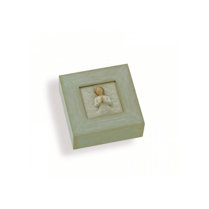 Willow Tree é uma linha íntima de estatuetas criada pela artista Susan Lordi representativas de: amor, proximidade, cura, coragem, esperança, família entre outras emoções que encontramos na vida.  Caixa decorativa ideal para guardar um objetivo sentimental ou uma prenda querida como um relógio, colar, entre outros.   Envolvida numa caixa com a mensagem: 'Que tu encontres força, beleza e paz todos os dias'.