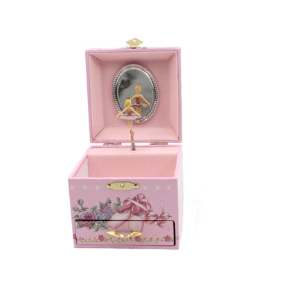  A caixa de música ideal para oferecer a miúdos e graúdos onde, através da sua melodia, criam momentos inesquecíveis. É ideal para guardar joias ou algo especial.