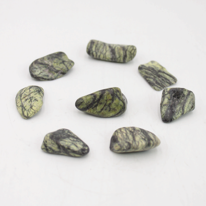 Serpentina: - Pedra da vitalidade e o equilíbrio; - Alinha os Chakras, recarrega as energias; - Ajuda a resolver problemas de vidas passadas; - Ajuda na libertação de sentimentos negativos que aconteceram no passado ; - Favorece a meditação; - Alivia os medos, fobias e pânico, dando-nos motivação.