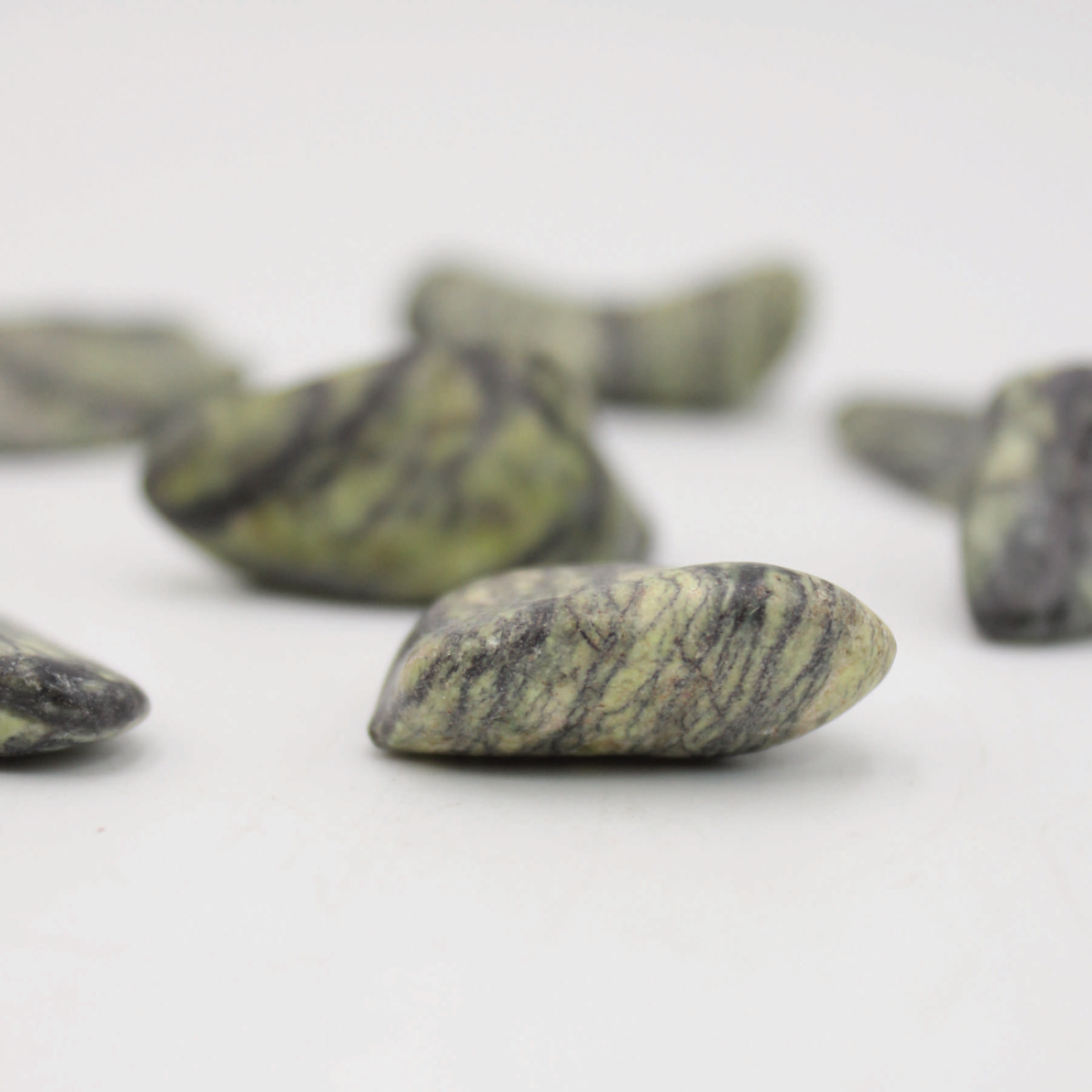 Serpentina: - Pedra da vitalidade e o equilíbrio; - Alinha os Chakras, recarrega as energias; - Ajuda a resolver problemas de vidas passadas; - Ajuda na libertação de sentimentos negativos que aconteceram no passado ; - Favorece a meditação; - Alivia os medos, fobias e pânico, dando-nos motivação.